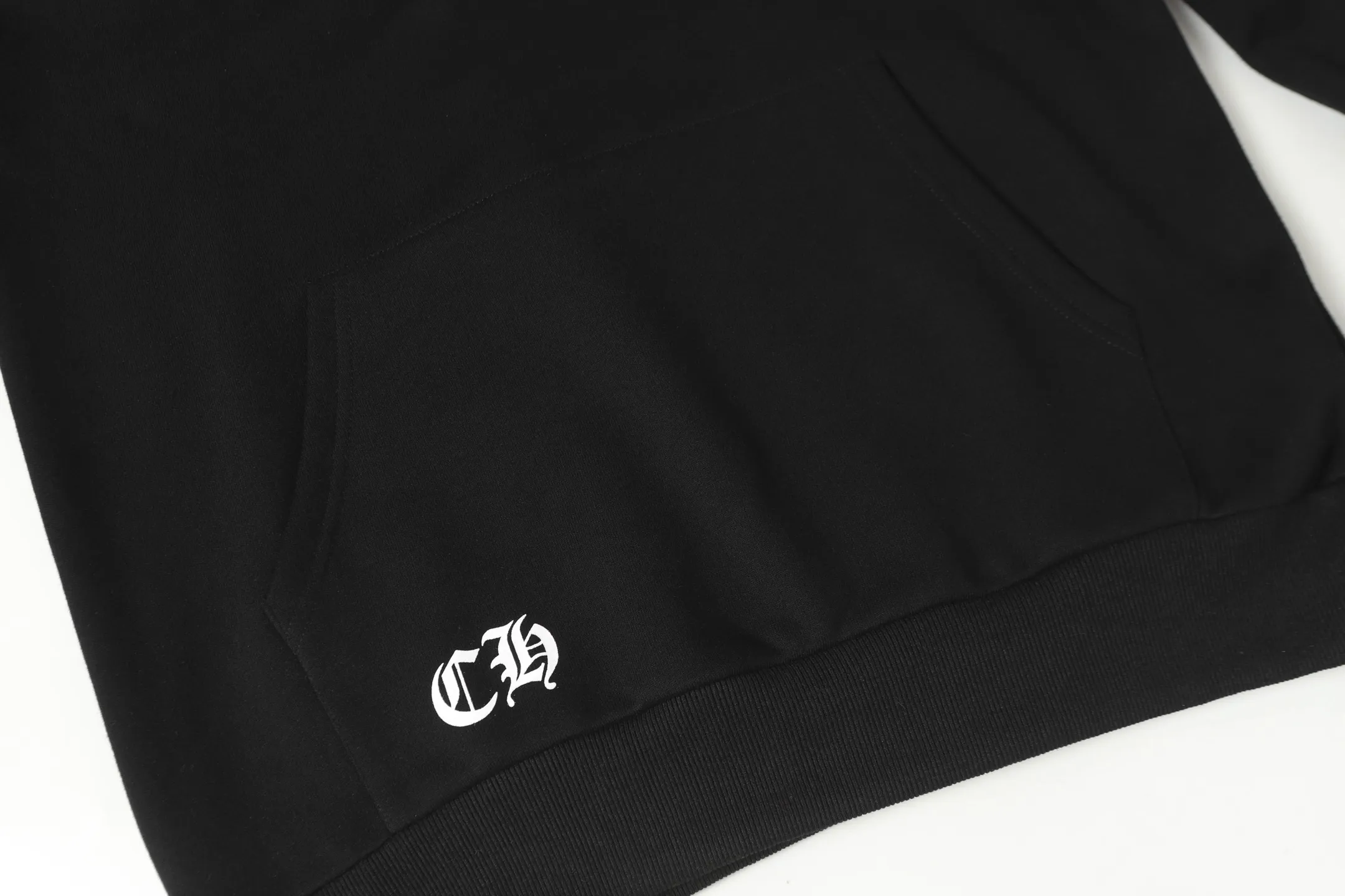 P240 Cross-border model, please do not place an order if you are pursuing quality - Chrome Hearts/Chrome Hearts Lips👄 Horseshoe Sanskrit printed hooded sweatshirt - High weight, high density, high quality, soft, delicate and skin-friendly wool, soft and silky to the touch, excellent warmth and skin-friendly properties - Custom-woven and dyed, no color difference, no matter the fabric or workmanship details, beat the ordinary version on the market - Hardware zipper accessories are all customized, full of details -Colour: black white -Size: S M L XL